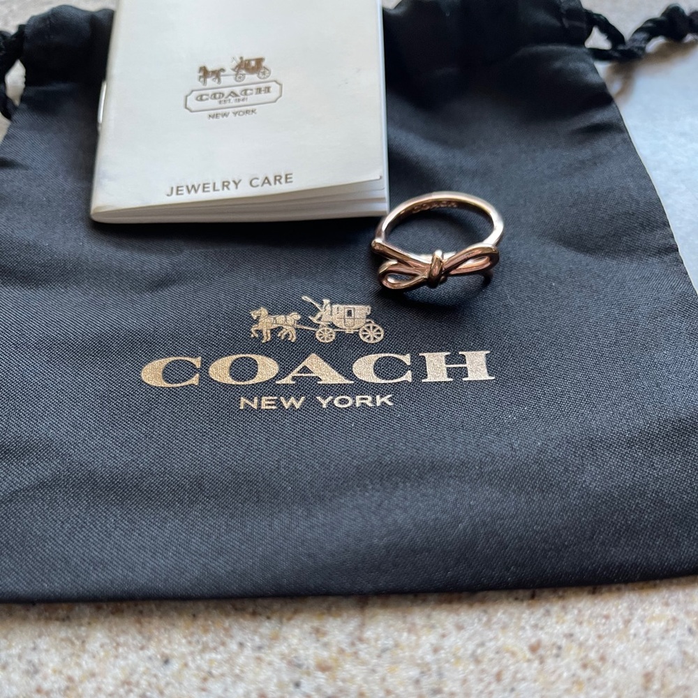 Coach bow ring